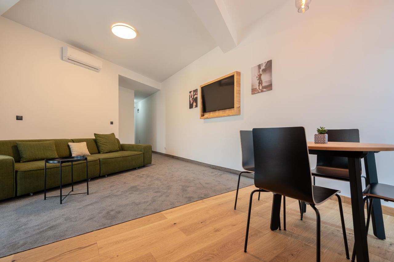 Aparthotel Calvin à Oradea Extérieur photo