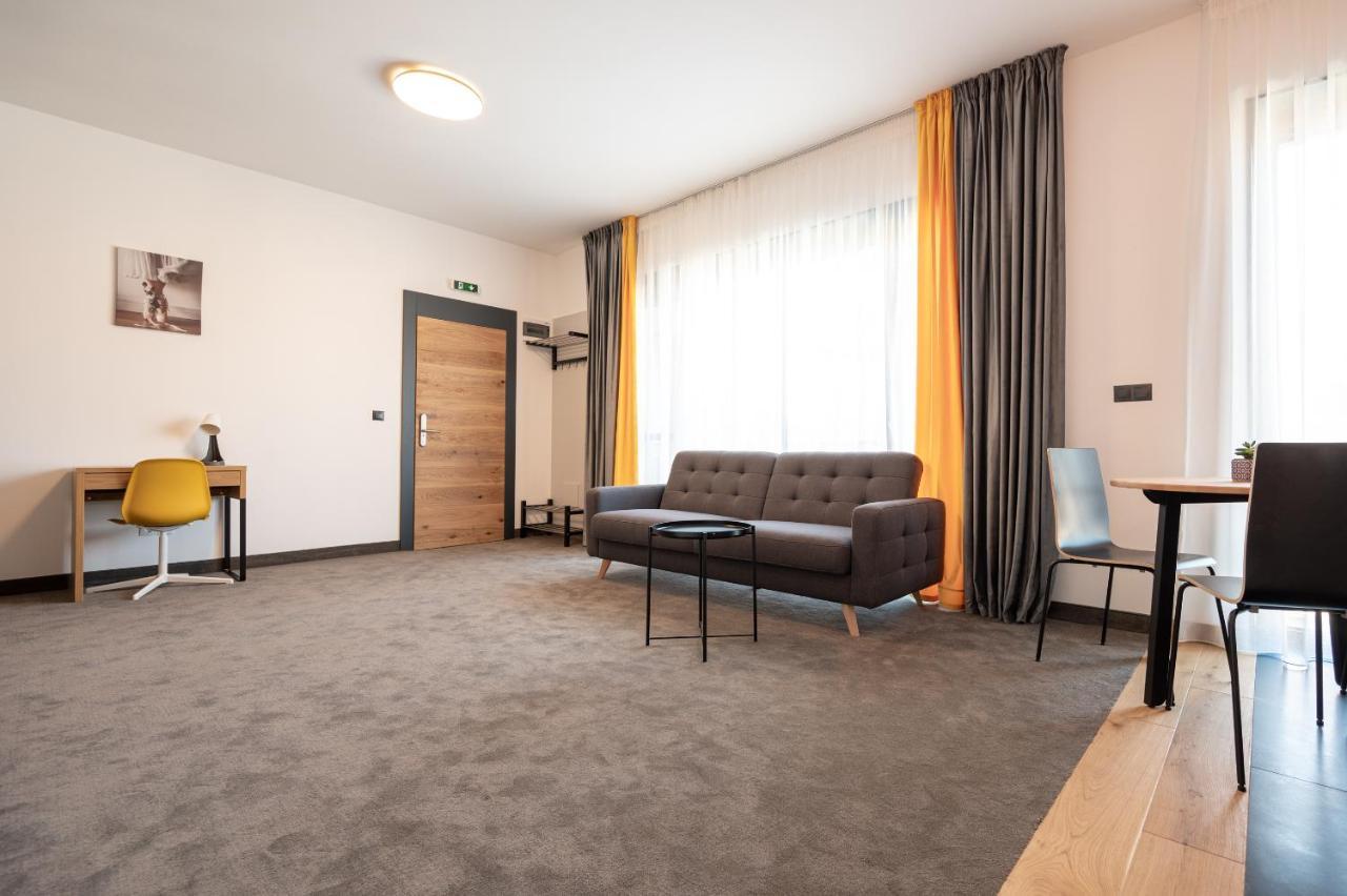 Aparthotel Calvin à Oradea Extérieur photo