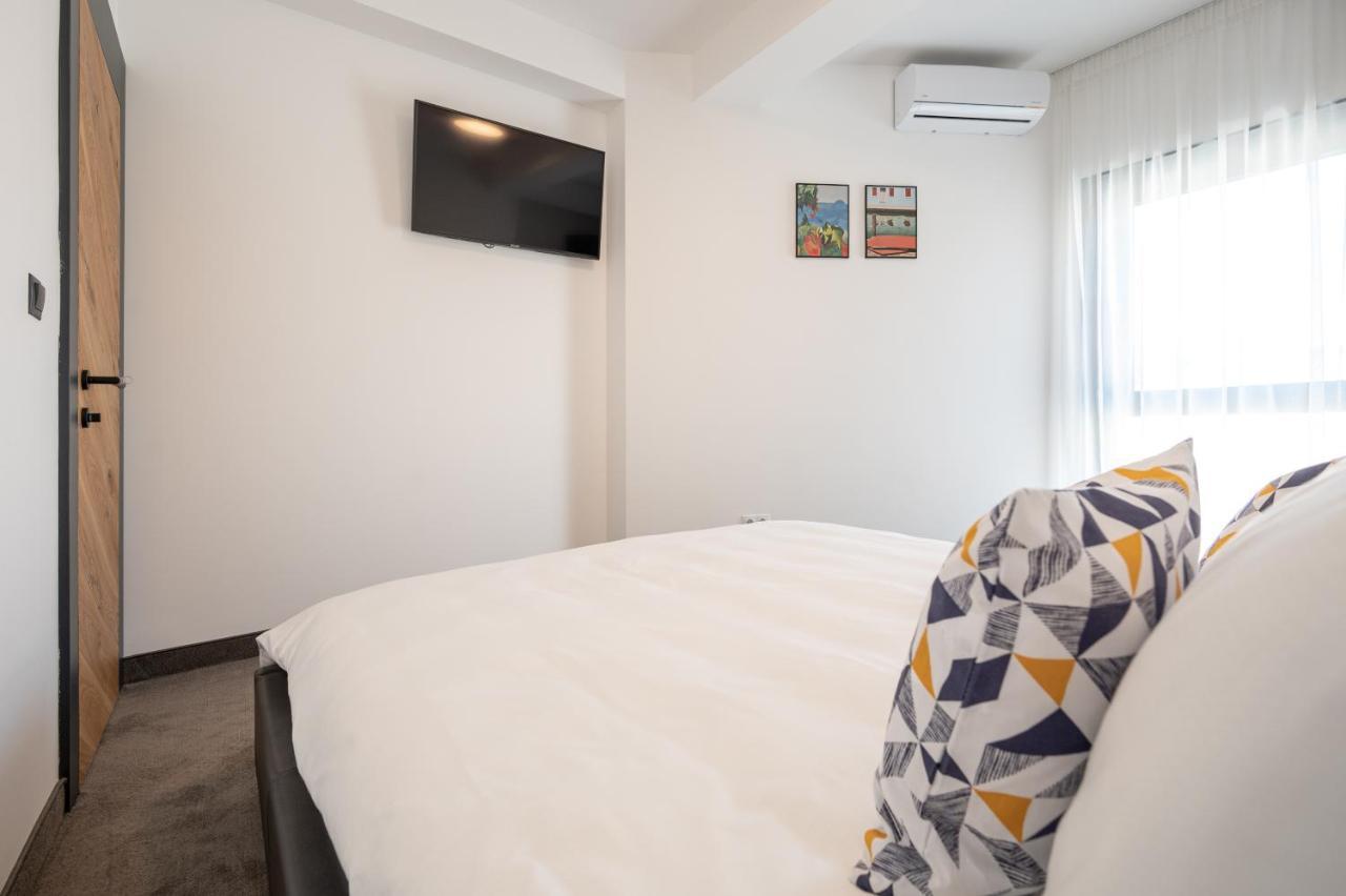 Aparthotel Calvin à Oradea Extérieur photo