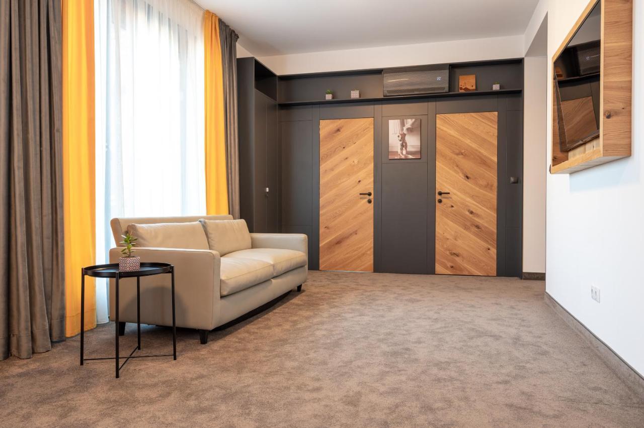 Aparthotel Calvin à Oradea Extérieur photo