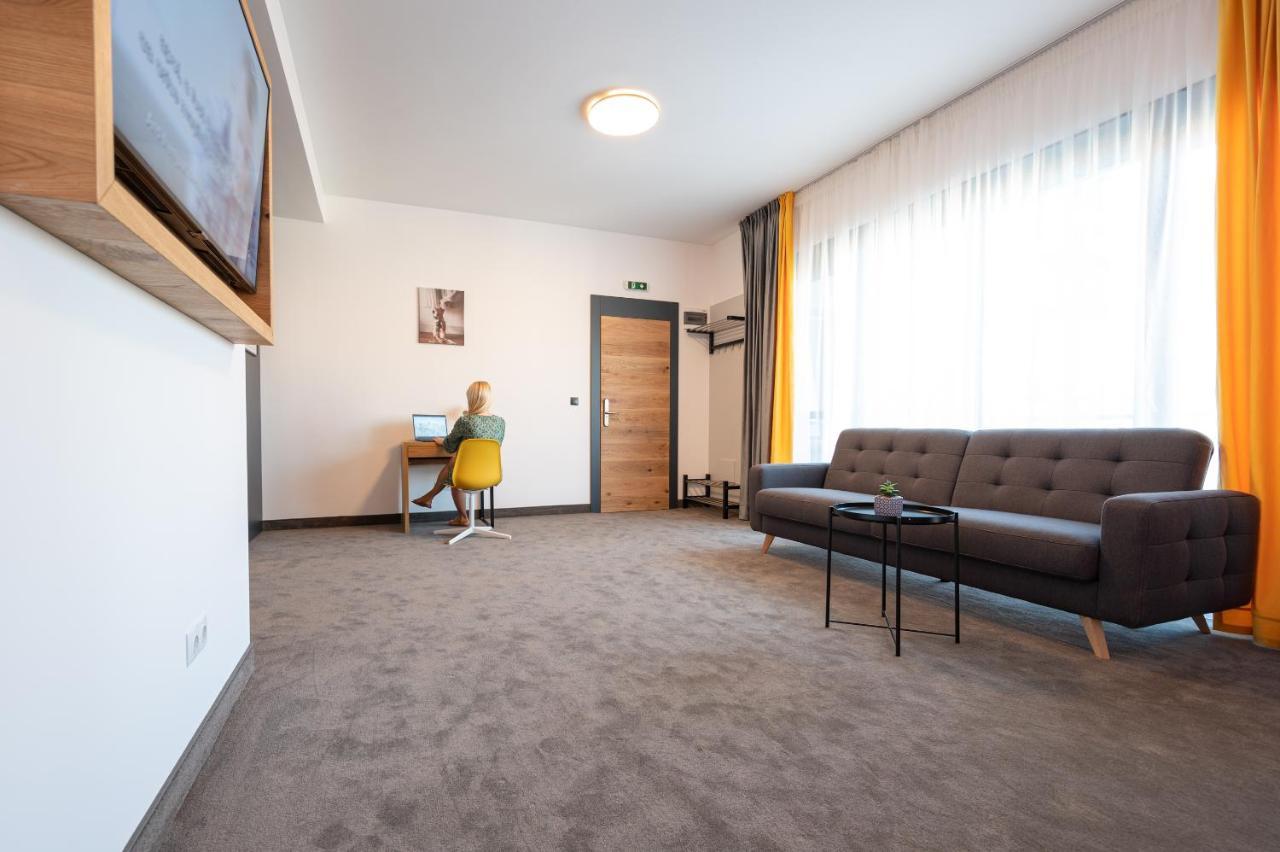 Aparthotel Calvin à Oradea Extérieur photo